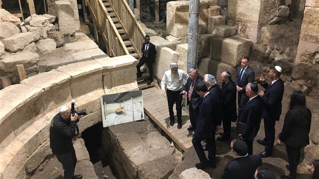 Poradce amerického prezidenta Donalda Trumpa pro národní bezpečnost John Bolton při návštěvě archeologických vykopávek v Jeruzalémě (6. leden 2019).