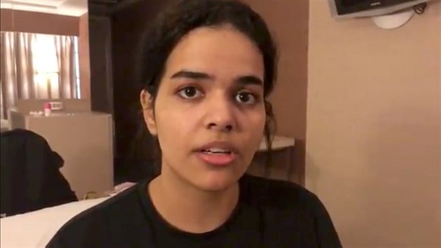 Rahaf Kunnov na snmku z videa, kter natoila z pokoje letitnho hotelu, odkud dala o azyl a mezinrodn ochranu. Kunnov uprchla ze Sadsk Arbie ped svoj rodinou.