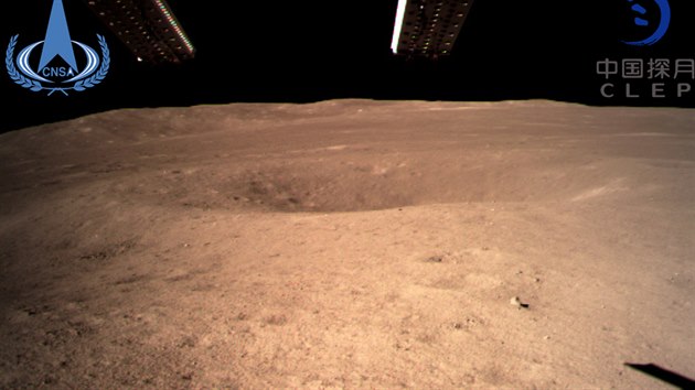Snímek, který poslala čínská sonda Čchang-e 4 z odvrácené strany Měsíce (3. ledna 2019).