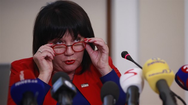 Ministryn� financ� Alena Schillerov� oznamuje na tiskov� konferenci hospoda�en� st�tu v roce 2018. (3. ledna 2019)