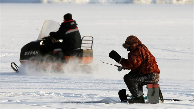 Ryb lov ryby na zamrzlm jezee v Krasnojarsku. (3. ledna 2019)