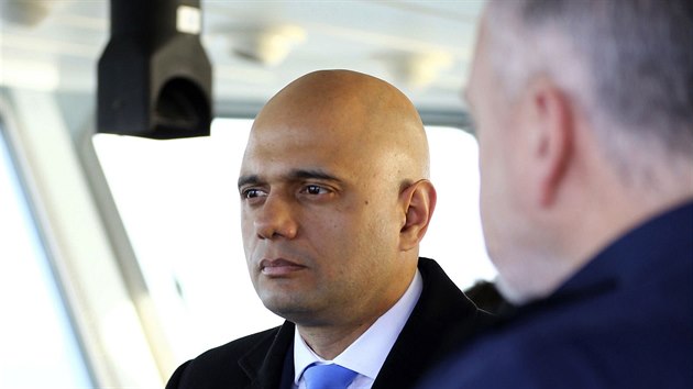 Britsk ministr vnitra Sajid Javid navtvil v Doveru zamstnance pohrani stre. (2. ledna 2019)