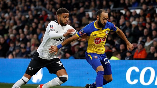 Jayden Bogle z Derby County (vlevo) se sna ubrnit Nathana Redmonda ze Southamptonu.