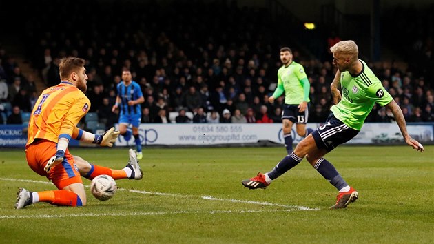 esk brank Tom Hol z Gillinghamu zasahuje v utkn FA cupu proti Cardiffu.