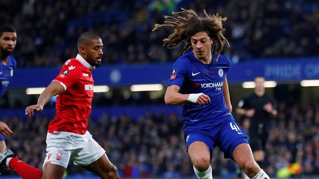 Ethan Ampadu z Chelsea (vpravo) bhem zpasu FA cupu proti Nottinghamu Forest.