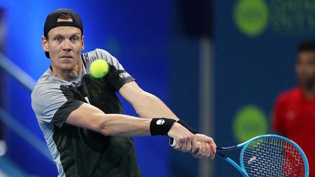 Tom Berdych bojuje ve finle turnaje v Dauh proti Robertu Bautistovi ze panlska.