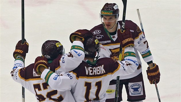 Hráči Jihlavy se radují ze vstřeleného gólu v utkání první hokejové ligy proti Vsetínu.