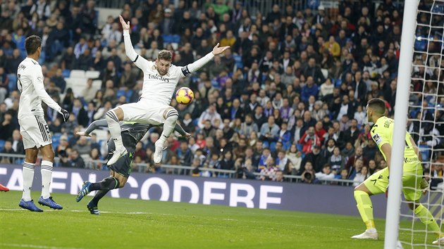 Sergio Ramos z Realu Madrid (ve vskoku) se sna v akrobatick pozici vystelit na brnu Realu Sociedad.