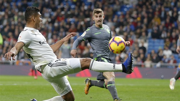 Casemiro z Realu Madrid (vlevo) si zpracovv m v utkn proti Realu Sociedad.