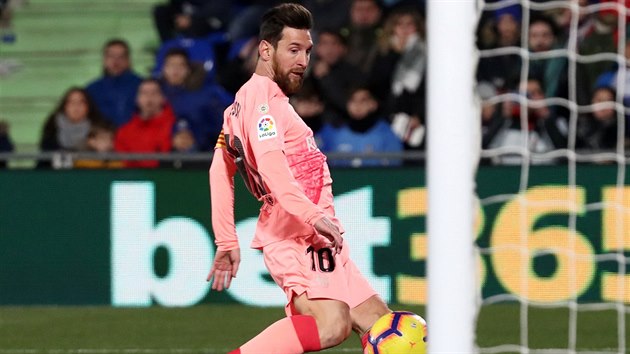 Lionel Messi z Barcelony dv gl v zpase s Getafe.