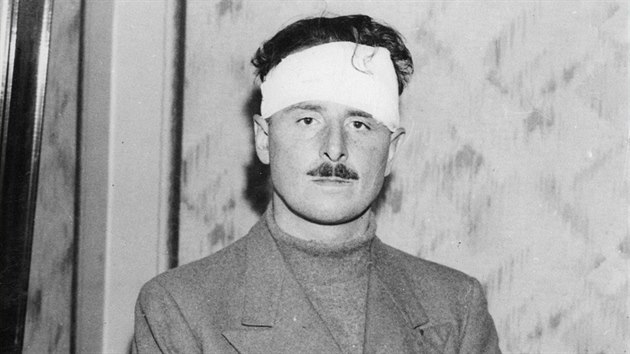 Dostval na frak. Sir Oswald Mosley pot, co dostal kamenem od antifaist na jednom ze svch shromdn.