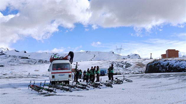 Sjezd zahajujeme ve vce 4700 metr nad moem vhorskm sedle La Cumbre.