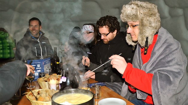 Hostina v nejvt ledov restauraci v Evrop. V igl na vcarsk ploin Engstligenalp budete potebovat hejiv obleen.