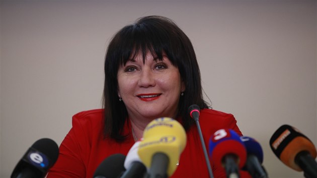 Ministryn financ Alena Schillerov oznamuje na tiskov konferenci hospodaen sttu v roce 2018. (3. ledna 2019)
