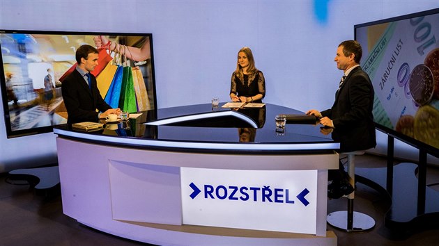 Mluv�� �esk� obchodn� inspekce Ji�� Fr�hlich (vlevo) a pr�vn�k Tom� Pelik�n v diskusn�m po�adu iDNES.cz Rozst�el. (7. ledna 2019)