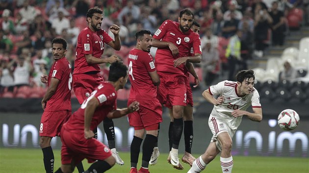 Momentka z utkn Asijskho pohru mezi fotbalisty rnu a Jemenu.