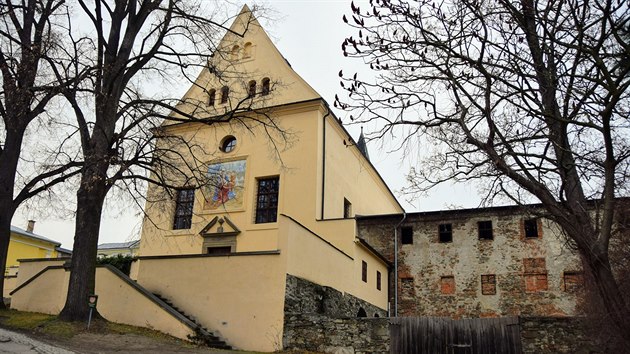 Zatímco kostel sv. Josefa (vlevo) kraj za téměř čtyřicet milionů opravil, sousední Kapucínský klášter chátrá. Nyní by obě budovy mohl získat Fulnek.