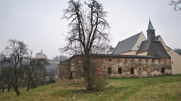 Ti fulneck pamtky: nejble zchtral Kapucnsk klter, dle opraven kostel sv. Josefa a v pozad renovovan zmek.