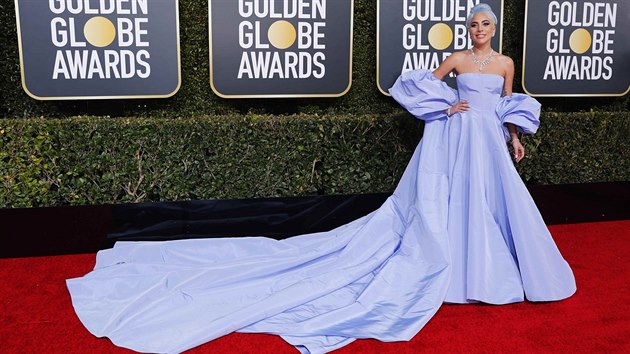 Televizní a filmové ceny Zlatý glóbus jsou tradičně prestižní přehlídkou krásných modelů na slavných celebritách defilujících po červené koberci. Nejinak tomu bylo i v neděli večer v hotelu Hilton v kalifornském Beverly Hills, kde se ceny předávaly již po šestasedmdesáté. Lady Gaga v šatech Valentino a se šperky Tiffany & Co.