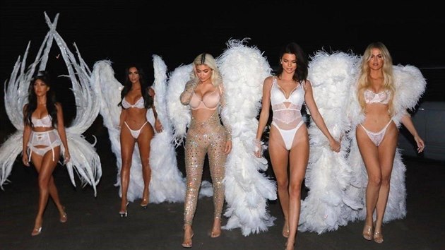 Sestry Kardashianovy si vyrazily ven v kostmech andlk Victorias Secret.