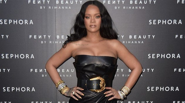 Svoje kivky vystavila zpvaka Rihanna v tomto sexy koenm modelu pi slavnostnm pedstaven vlastn kosmetick kolekce Fenty Beauty loni v dubnu.