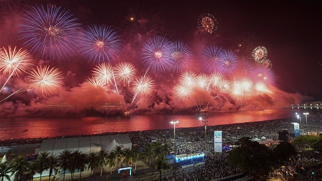 Ohostroje rozzily oblohu nad slavnou brazilskou pl Copacabana v Riu de Janeiru. (1. ledna 2019)