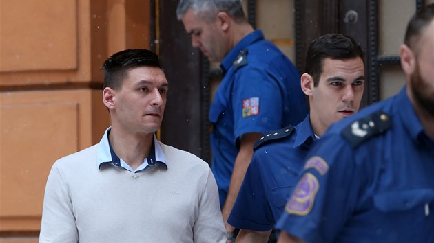 Obžalovaného Radima Žondru přivádí ke Krajskému soudu v Brně, který se zabývá napadením tenistky Petry Kvitové. Žondra vinu odmítá.