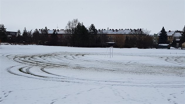 Břeclavské fotbalové hřiště Pastvisko poničila kola vozidla či vozidel, které na něm přes noc dováděly.