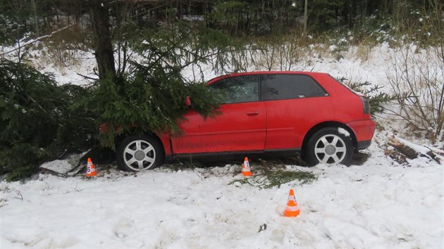 Nabouran auto opil idi uzamkl a odeel dom.