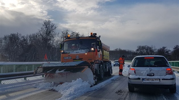 Řidiče na Plzeňsku potrápilo sněžení.