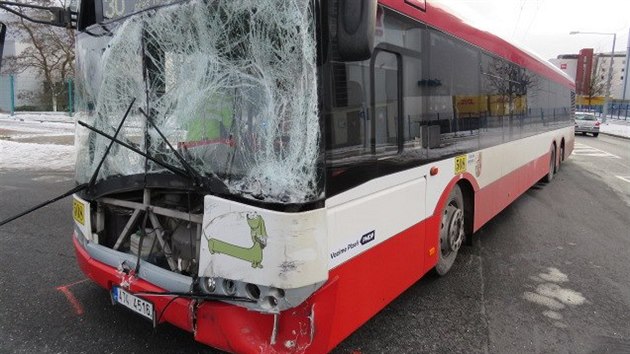 Na Borských polích v Plzni se čelně srazil autobus s kamionem.