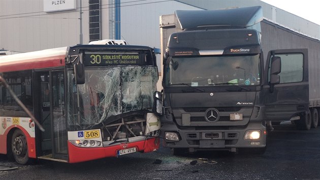 Na Borskch polch v Plzni se srazil kamion s autobusem.