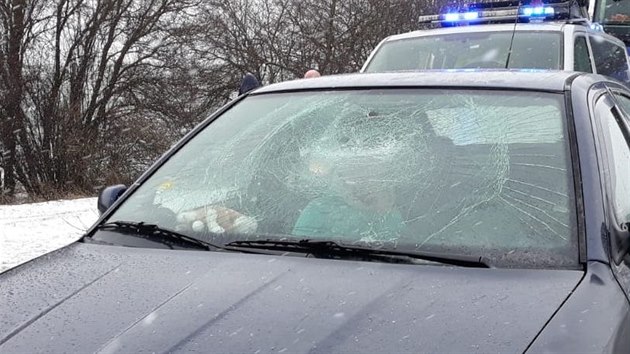 Z náklaďáku spadly kusy ledu na tři projíždějící auta.