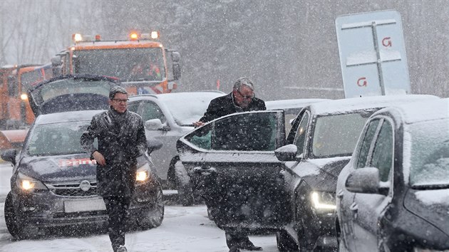Ministr dopravy Dan Ťok a ředitel ŘSD Jan Kroupa ve čtvrtek v poledne za hustého sněžení přímo na 90. kilometru D1 u Humpolce informovali o dalším postupu prací na problémovém zúženém úseku do Větrného Jeníkova.