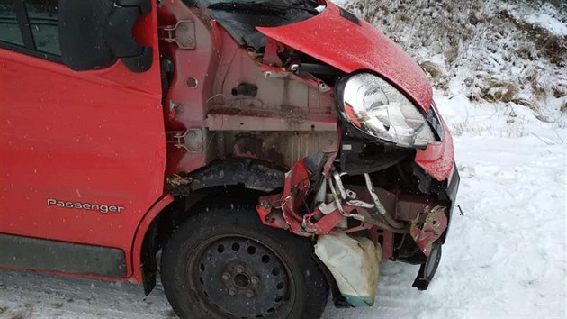 idi dodvky na snhu nedobrzdil ped elezninm pejezdem u Bransouz a doklouzal pod vlak. Pi nehod, pi n zasahovali i hasii Sprvy eleznin dopravn cesty z Havlkova Brodu, se nikdo nezranil.