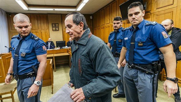 Krajský soud v Praze řeší kauzu penzisty Jaromíra Baldy, který zavinil nehodu dvou vlaků ve Středočeském kraji. Motivem byla údajně nenávist k muslimům. Obžalován je z terorismu, za což mu hrozí trest pět až 15 let (7.1.2019)