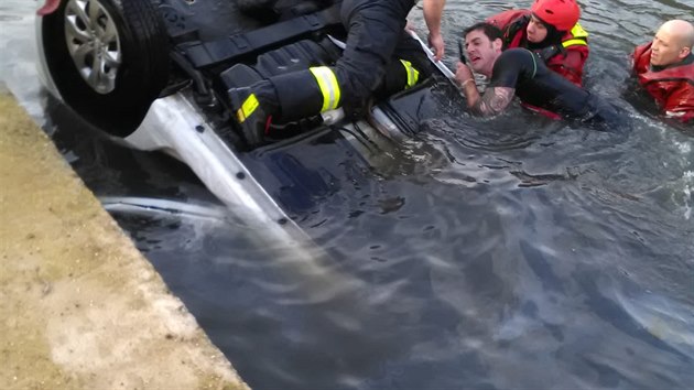 Na mst zasahovaly celkem ti vozy zdravotnk, dva vrtulnky, tyi posdky hasi a nkolik policist a potp (31.12.2018)