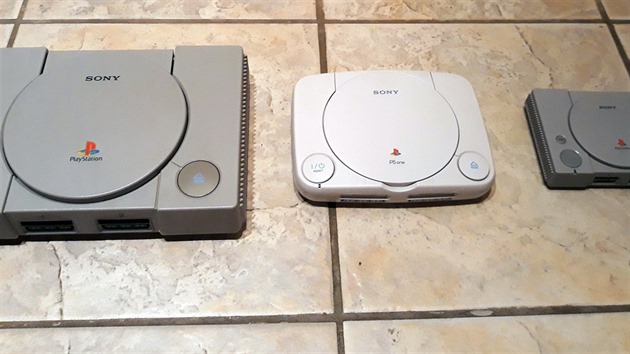 Zleva - PlayStation, PlayStation One a PlayStation Classic