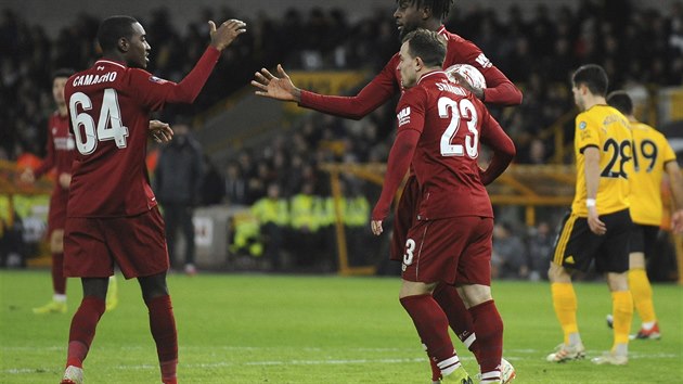 Divock Origi slav se spoluhri z Liverpoolu gl v utkn FA Cupu proti Wolverhampton Wanderers.