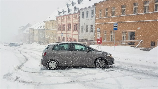 Sn�hov� kalamita v J�chymov�. Stoup�n� u kostela a d�l bylo velmi obt�n�...