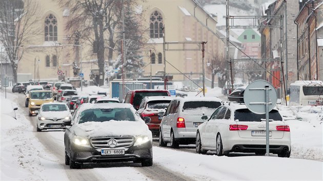 Snhov kalamita v Jchymov. Stoupn u kostela a dl bylo velmi obtn sjzdn, ada idi auto radji otoila. (2. ledna 2019)