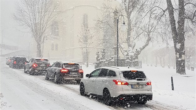 Snhov kalamita v Jchymov. Stoupn u kostela a dl bylo velmi obtn sjzdn, ada idi auto radji otoila. (2. ledna 2019)