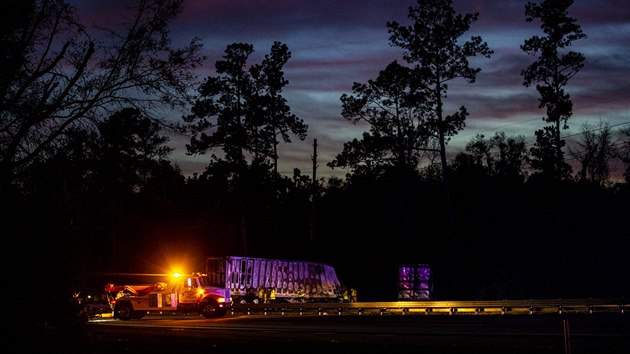 Po hromadn nehod na dlnici na Florid vzplla rozlit nafta, zemelo sedm lid. (3. ledna 2019)