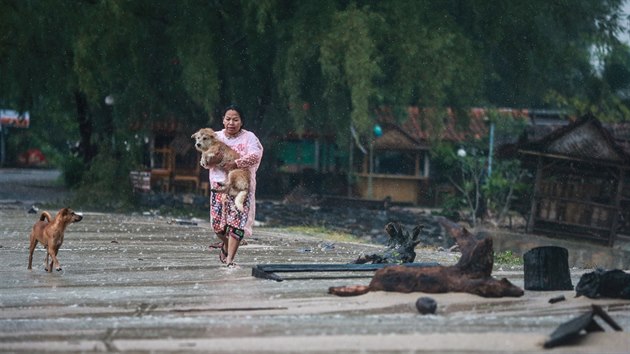 Obyvatel thajsk provincie Nakhon Si Thammarat se pipravuj na pchod tropick boue Pabuk. (4. ledna 2019)