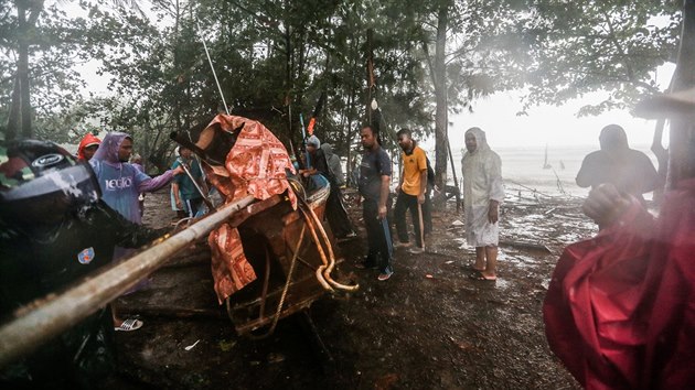 Obyvatel thajsk provincie Nakhon Si Thammarat se pipravuj na pchod tropick boue Pabuk. (4. ledna 2019)