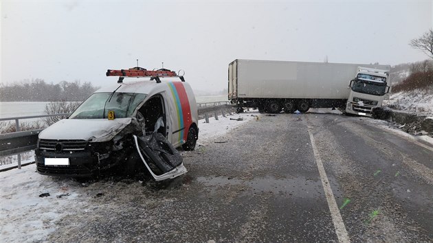 Nehoda kamionu zavela na nkolik hodin hlavn tah mezi Luhaovicemi a Uherskm Brodem.