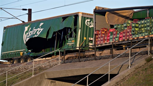 Škody na nákladním vlaku při železničním neštěstí v Dánsku. Vichřice smetla část nákladu na projíždějící osobní vlak, v němž šest lidí zemřelo. (2. ledna 2019)
