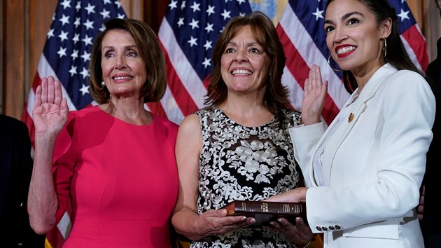 Staronová šéfka Sněmovny reprezentantů USA Nancy Pelosiová (v červeném) (3. 1. 2019)