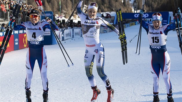 Ti nejlep eny ze sprintu volnou technikou ve Val Mstairu. Zleva druh Sophie Caldwellov z USA, vtzn vdka Stina Nilssonov a tet Jessica Digginsov z USA.