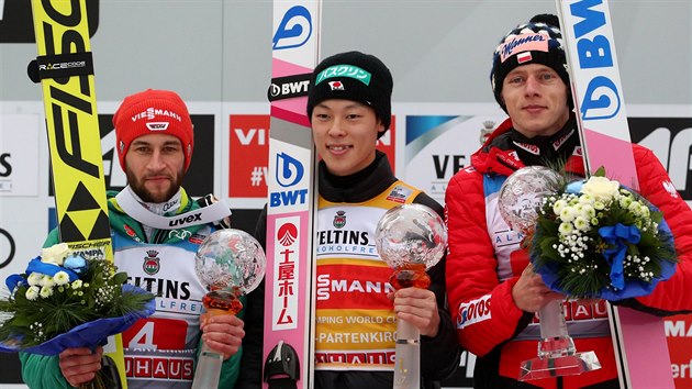 Ti nejlep skokan z Ga-Pa. Zleva druh Nmec Markus Eisenbichler, japonsk vtz Rjoju Kobajai a tet Polk Dawid Kubacki.